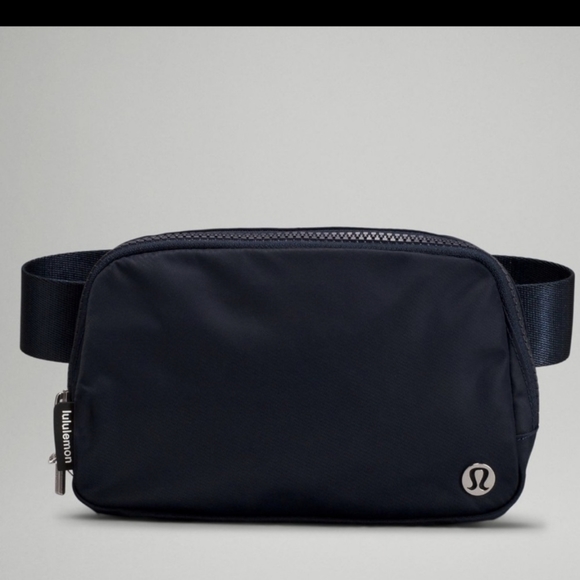 lululemon athletica Handbags - NWT 🍋 Lululemon 🍋Everywhere Belt Bag Navy True! Rare Color